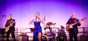 Tanzmusik unsere Sängerin in Aktion - Ambers Delight live bei Tanzball im Crowne Plaza Neuss