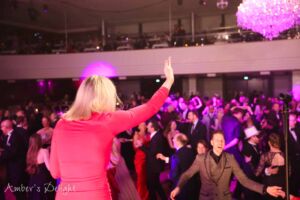 Partyband Sängerin animiert Tänzer im Publikum bei Live Tanzmusik Auftritt
