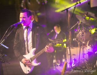 unser Gitarrist rockt am Mikrofon Hochzeitsband Gitarrist mit Leadgesang